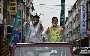 許智傑不畏大雨陪車掃 蘇致榮：一戶分一票讓專業人才替鳳山服務