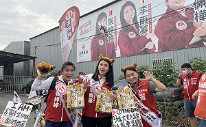 台灣基進三女將「腳踏車掃街」 宣傳親子劇《武松愛老虎》