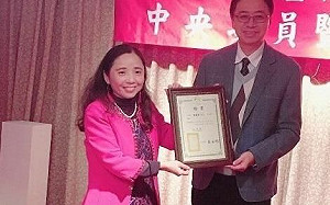 親中促統小黨經濟黨遭爆賣假藥 總顧問張善政合照淪銷售包裝如門神