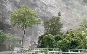 蘇花公路成巨石瀑布！坍方畫面曝光