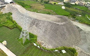 鍾公移山？民進黨團曝鍾東錦堆砂石照「比電塔還高」