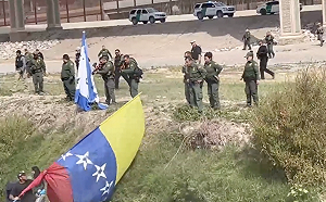 (影) 德州邊境非法移民擅闖 警方將人群「逼回河裡」射胡椒球彈驅離