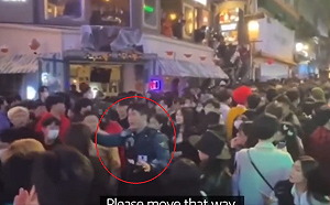 (影) 大家都往死亡陷阱裡擠! 人潮就是擋不住 韓警孤身大喊 :「快回去」沒人聽