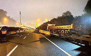 紅斑馬快報！土石鬆動路燈倒塌 五堵-汐止交流道南向出口緊急封閉