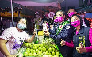 黃偉哲赴新北相挺「台南女婿」林佳龍 送下營蔭油祝林佳龍「會贏」