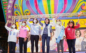 楠梓開講火力全開 柯志恩籲支持者「驕傲微笑的投票」