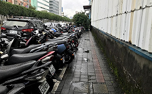 遭點評「行人地獄」！人行道停車「修法恢復可檢舉」最高罰1200元
