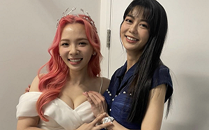 滴妹走鐘後台遭襲胸！妹控阿滴怒問：在摸哪裡？