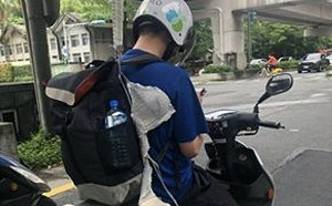 機車男球拍掛胸罩！荒謬畫面網笑翻