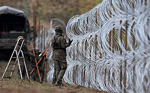 2.5公尺高鐵絲網築「長城」 波蘭在210公里波俄邊界線建臨時邊境牆