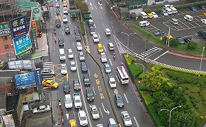 國1汐止往南邊坡二度坍方搶修中 新北汐止尖峰車多壅塞