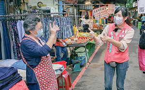 陳乃瑜邀請好友邱明玉至新北新店做選戰最後衝刺