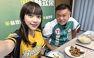 大啖鳳山在地美食 蘇致榮、黃捷暢談推動體育政策想法