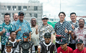 (影)賴清德帛琉捐贈棒球物資 胡金龍、陳鏞基上場投球交流