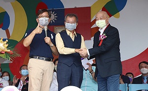 黃敏惠母校校慶 傑出校友答謝半世紀前助學恩人