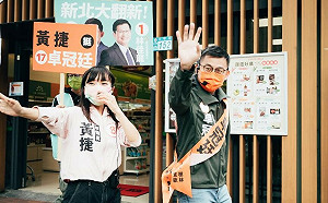 攜黃捷北大掃街搶年輕票 民眾聊恩恩案 卓冠廷感動：社區也關心政治時事