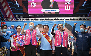 侯友宜韓國瑜熱情擁抱首度同台  團結中和共同支持邱烽堯 