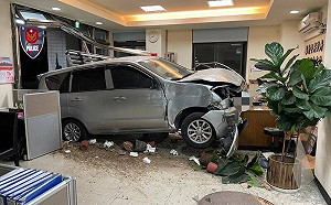 酒駕失控飛車撞進派出所 「值班台全毀」值班警跳開逃死劫逮爛醉男