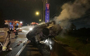 轎車疑失控自撞！釀副駕女噴飛邊坡