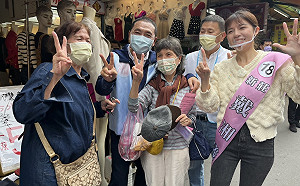 侯友宜攜戴湘儀、葉元之掃市場　四胞胎、鐵粉攤商祝高票當選