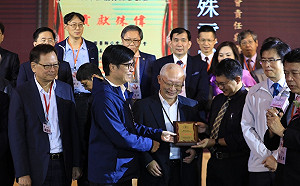 高雄醫界感謝醫師楷模陳其邁領航防疫 相約市長一起再拚四年共創未來