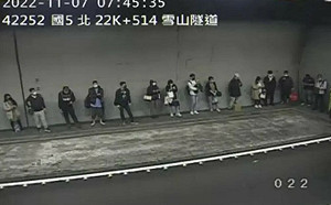 雪隧大回堵！客運拋錨「乘客罰站等接駁」網嘆：九點還沒進雪隧