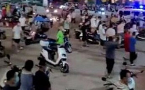 (影) 中國最新流行「衝卡」! 難忍清零封控 多地居民高喊「放人」集體衝卡哨