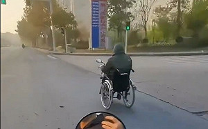 (影) 超好笑現場! 輪椅馬路上「狂飆」民眾騎電動車要勸 竟然追不上
