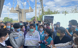 會勘鍾東錦卓蘭砂石場 徐定禎競辦：「砂皇」違法堆置 嚴重迫害居民