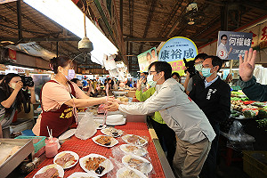 首度市場掃街高人氣！ 陳其邁獲攤販送好采頭喊凍蒜