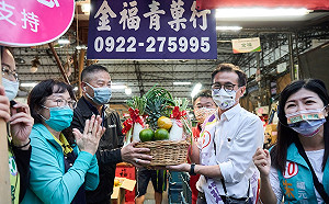 拂曉出擊掃市場拜票 鄭運鵬：以政績和最大誠意來請託