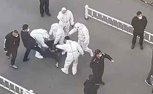 (影) 白衛兵又打人！山東大白拽人出來痛毆、踹頭！ 黑衣男幫腔甩巴掌