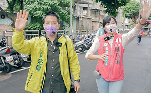 何志偉偕新北議員候選人陳乃瑜掃街 籲堅定投票力保大文山第二席