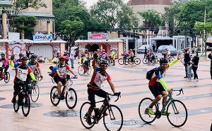 新北衛生局迎接單車環台癌症鬥士  一同宣導運動抗癌