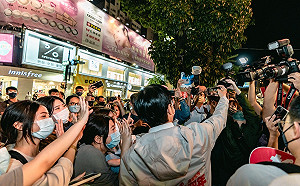 超級母雞陳其邁超親民 夜市拜票投籃釣魚樣樣來