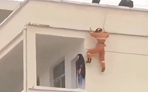 (影) 消防員踹了女子一腳 兩人從此幸福快樂在一起？ 中國假新聞被踢爆