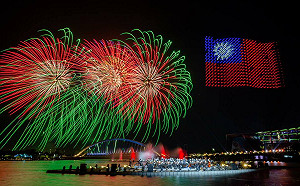 藍委爆料國慶無人機秀是「中國機」 台灣希望創新：中國會設計國旗、守衛國土飛行路徑嗎？