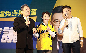 盧秀燕上直播 與「郭董」同台、避與韓國瑜同框