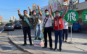 大綠小綠仨武合體站路口  基進張婷婷：考前衝刺互相學習