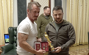 打贏再還！影帝西恩潘三訪基輔 把「小金人」借澤連斯基 堅信烏將勝利！