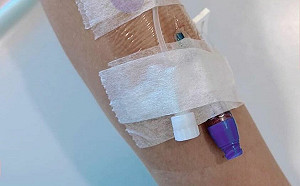 高虹安秀打點滴照片！李秉穎：打點滴不一定是重症