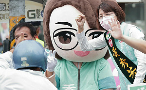 Q版「秀芳娃娃」相陪 黃秀芳率「彰化隊」同步站路口