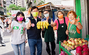 林佳龍赴汐止市場拜票、車隊掃街  民眾送香蕉要「相揪」票投林佳龍