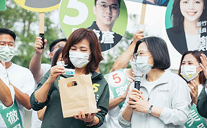 沈慧虹衝選情 蔡英文意外現身 送喉糖加油喊「繼續拚」