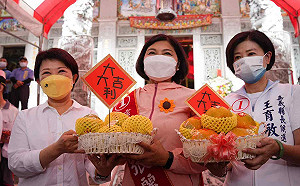 王育敏、盧秀燕、張麗善虎尾天后宮藍營三女力合體