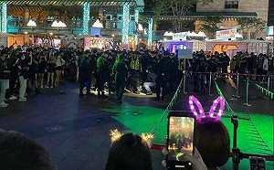 (影)新北耶誕城開幕夜驚魂 6屁孩「帶刀喧嘩」還大聲嗆警遭壓制逮捕