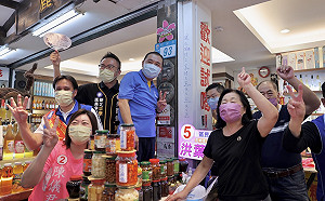 侯友宜烏來掃街  店家累積五次簽名象徵票越高