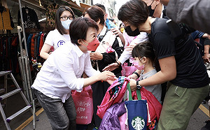 盧秀燕水湳市場拜票人氣旺 民眾爭相拍照留念
