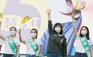 沈慧虹造勢場稱5千人相挺 蔡英文站台談深刻印象:穿雨鞋的副市長