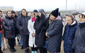 俄軍人妻團捨命救夫!嗆要「撕碎高官」不被理會 竟挺孕肚徒步闖前線